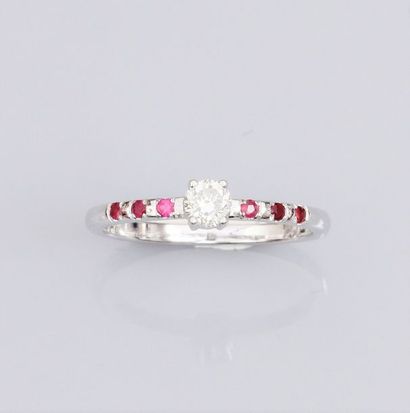 null Bague en or gris 750°/00 (18K), sertie d'un diamant taille brillant de 0.20...