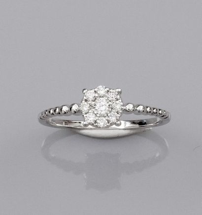 null Bague ronde en or gris 750°/00 (18K), sertie de diamants taille brillant, l'anneau...