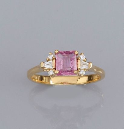 null Bague en or jaune 750°/00 (18K), sertie d'un saphir rose naturel de 0.90 carat,...