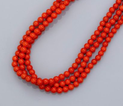 null Collier tresse formé de trois rangs de boules de corail diamètre 3.8 mm. Fermoir...