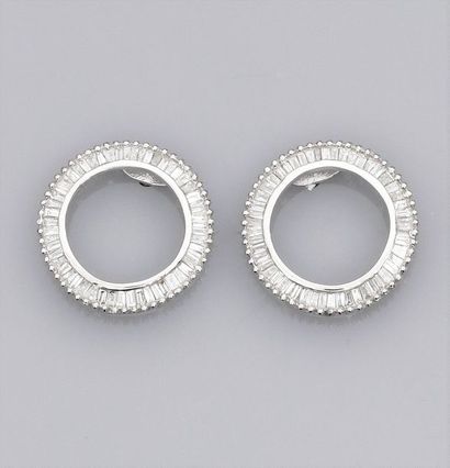 null Paire de boucles d'oreilles disques en or gris 750°/00 (18K), serties de diamants...