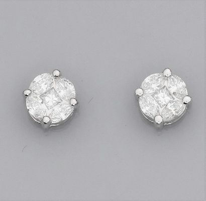 null Paire de boucles d'oreilles rondes en or gris 750°/00 (18K), serties d'un diamant...