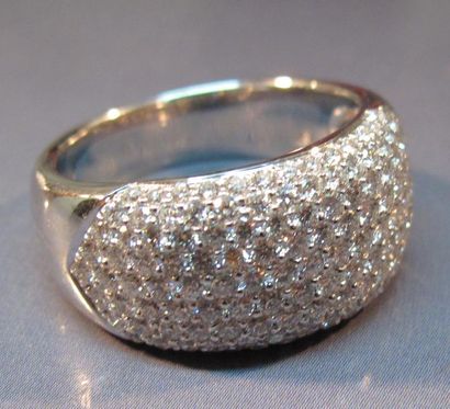 null Bague bandeau en or gris pavée de diamants taille brillant pour 1.60 ct environ....