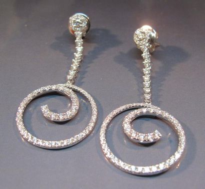 null Paire de pendants d'oreilles en or gris sertis de diamants taille brillant dessinant...