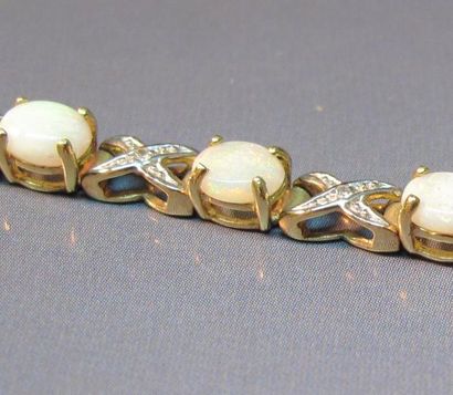null Bracelet en or deux tons serti d'opales ovales soulignées de petits diamants....