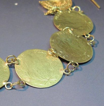 null Bracelet en or jaune orné de 7 pièces de 10FRF or Napoléon III usées. Poids...