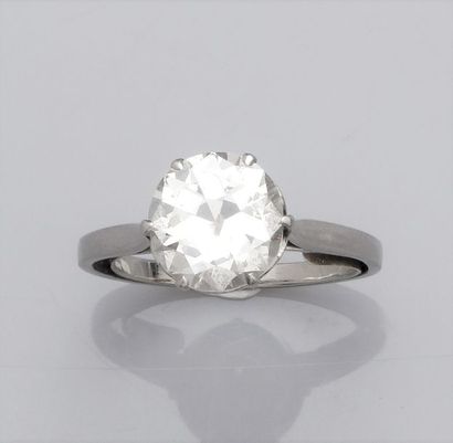   Bague solitaire en platine et or gris 750°/00 (18K), sertie d'un diamant taille...