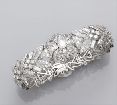   Important bracelet en platine et or gris 750°/00 (18K) , orné d'une rosace et sertie...