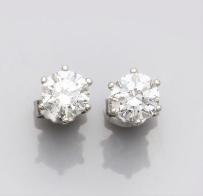   Paire de puces serties chacune d'un diamant de 1.01 carat couleur F pureté VS2....