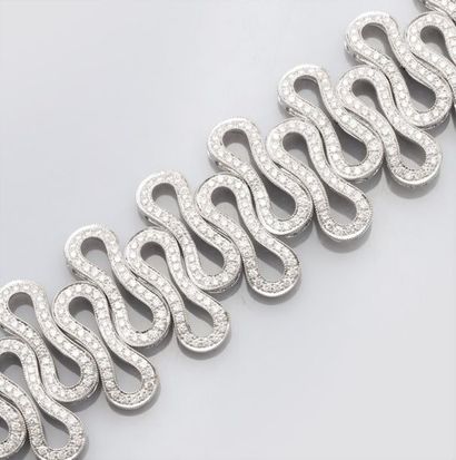   Important bracelet ruban en or gris 750°/00 (18K), serti de diamants taille brillant...