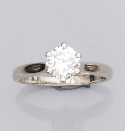   Bague solitaire en or gris, sertie d'un diamant taille brillant de 1.01 carat....