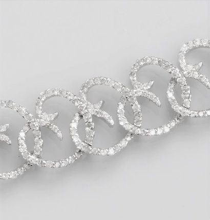   Bracelet articulé en or gris 750°/00 (18K) , à décor de volutes serties de diamants...