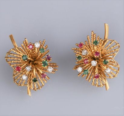   Paire de boucles d'oreilles clips fleurs en or jaune 750°/00 (18K) fileté torsadé...