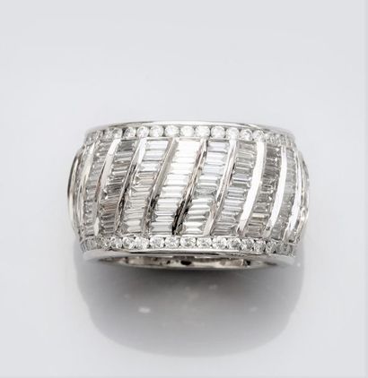   Bague bandeau en or gris 750°/00 (18K), entièrement sertie de diamants baguettes...