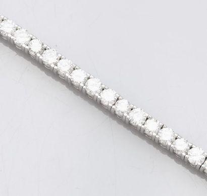   Bracelet rivière en or gris 750°/00 (18K), serti de diamants taille brillant pour...