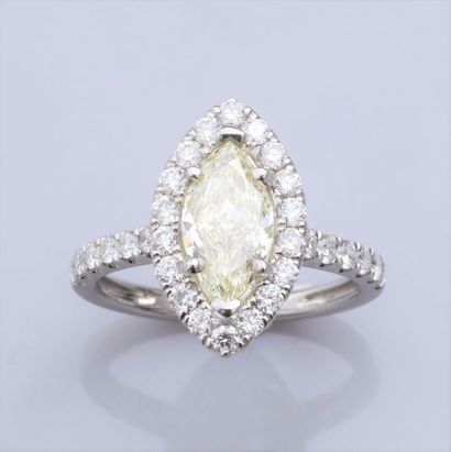  Bague en or gris 750°/00 (18K) , sertie d'un diamant jaune marquise de 1.60 carat...