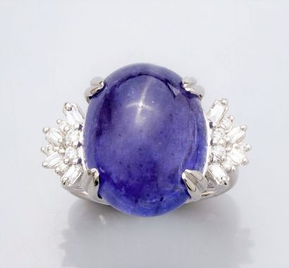   Bague en or gris 750°/00 (18K), sertie d'une importante tanzanite ovale cabochon...