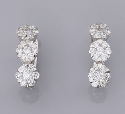   Paire de boucles d'oreilles en or gris 750°/00 (18K) serties de diamants taille...