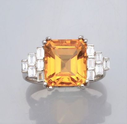   Bague en or gris 750°/00 (18K), sertie d'une citrine rectangulaire à pans de 5...