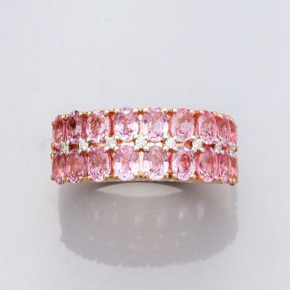   Bague bandeau en or rose 750°/00 (18K) , sertie de deux rangs de saphirs roses...