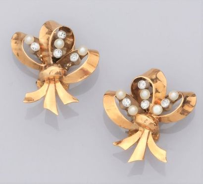   Paire de boucles d'oreilles clips rubans noués en or jaune 750°/00 (18K) et platine,...