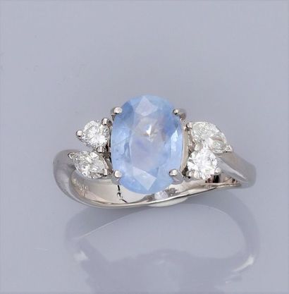   Bague en or gris 750°/00 (18K) sertie d'un saphir ovale de 3 carats, "bleu glacier",...
