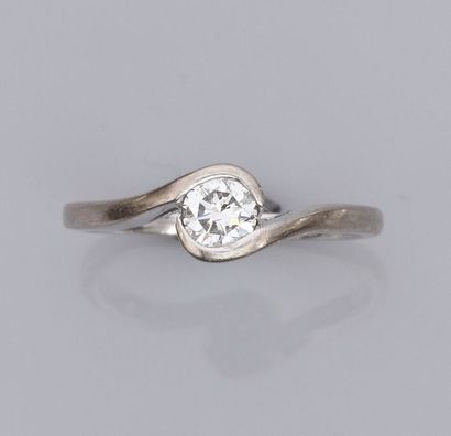   Bague en or gris 750°/00 (18K) , sertie d'un diamant taille brillant de 0.30 carat,...