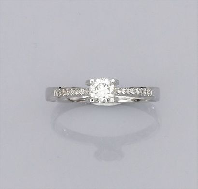   Bague solitaire en or gris 750°/00 (18K) , sertie d'un diamant taille brillant...