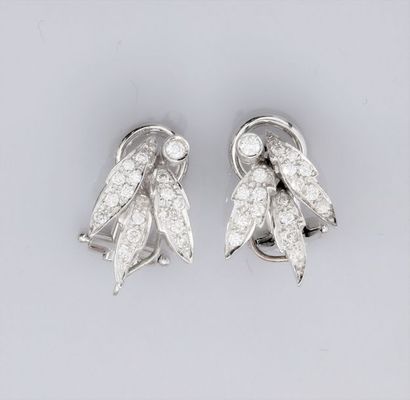   Paire de boucles d'oreilles en or gris 750°/00 (18K) , feuillages sertis de diamants...