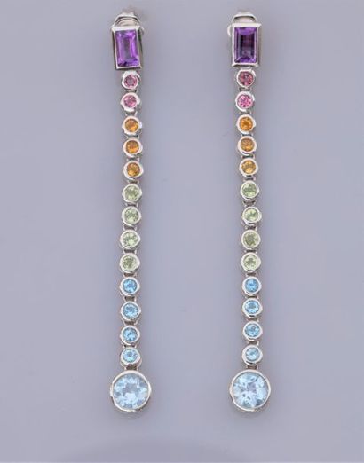   Paire de boucles d'oreilles Arc en ciel, en or gris 750°/00 (18K) , serties d'une...