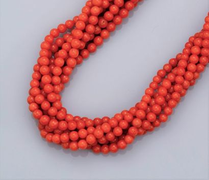   Collier tresse formé de sept rangs de boules de corail rouge diamètre 4/4.5 mm,...