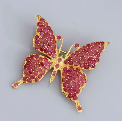   Broche papillon en vermeil 925, sertie de rubis traités et d'émeraudes. 11.10 g....