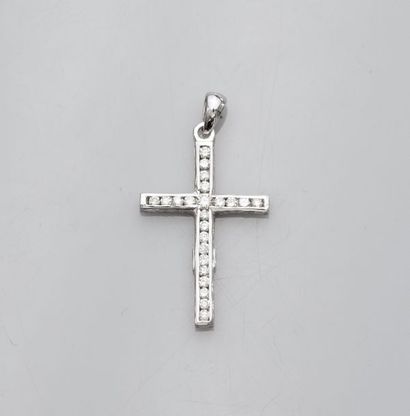   Croix en or gris 750°/00 (18K), sertie d'émeraudes d'un côté et de diamants taille...