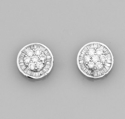   Paire de boucles d'oreilles rondes en or gris 750°/00 (18K) , serties de diamants...