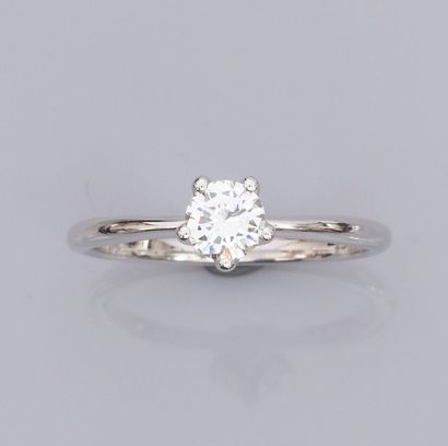   Bague en or gris 750°/00 (18K) , sertie d'un diamant taille brillant de 0.40 carat...