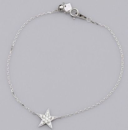   Fin bracelet en or gris 750°/00 (18K) , maille forçat, orné d'une étoile sertie...