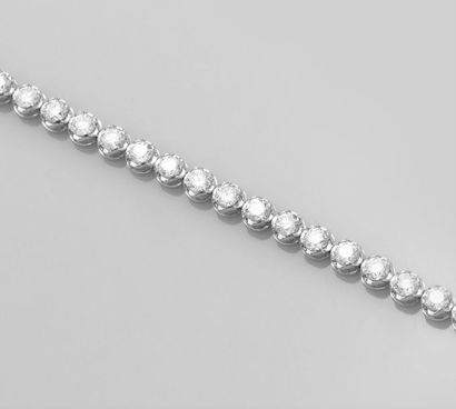   Fin bracelet rivière en or gris 750°/00 (18K) , sertie de diamants taille brillant...
