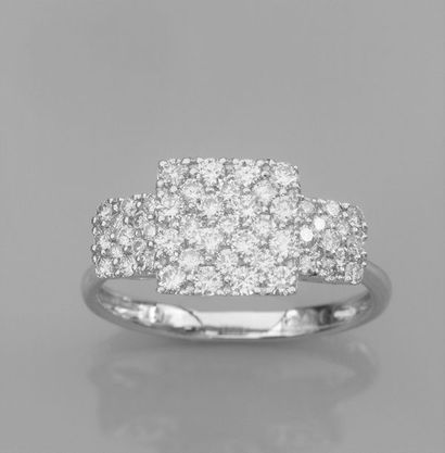   Bague en or gris 750°/00 (18K), sertie de diamants taille brillant en pavages carrés....