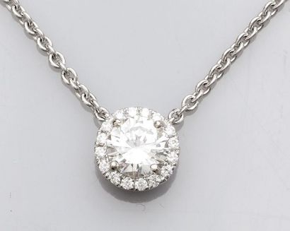   Collier en or gris 750°/00 (18K), maille forçat serti d'un diamant taille brillant...