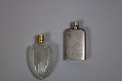 null Un flacon à parfum en cristal taillé de forme écusson avec bouchon en or jaune....