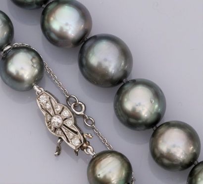   Collier formé de 35 perles de culture de Tahiti diamètre 11 à 35 mm, fermoir fuseau...