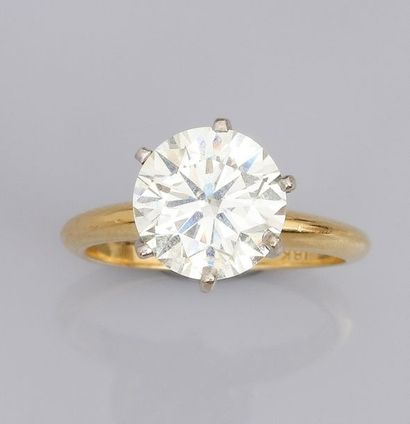   Bague en or deux tons 585°/00, sertie d'un diamant taille brillant de 3.09 carat...