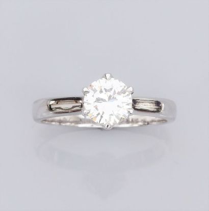   Bague en or gris 750°/00 (18K), sertie d'un diamant taille brillant de 1.02 carat,...