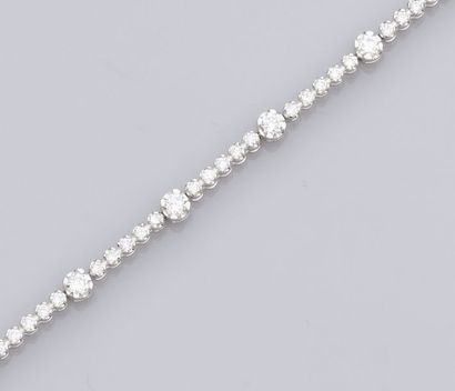   Fin bracelet rivière en or gris 750°/00 (18K), serti de diamants taille brillant...