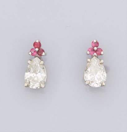   Paire de boucles d'oreilles en or gris 585°/00, chacune est sertie d'un diamant...