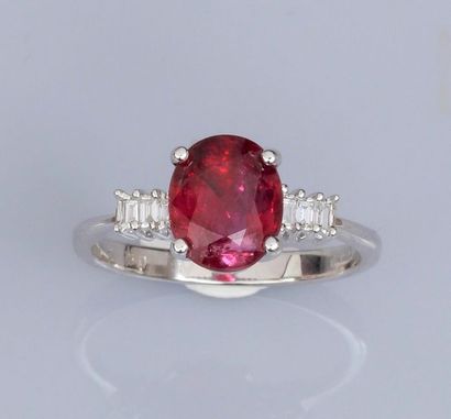   Bague en or gris 750°/00 (18K) , sertie d'un rubis coussin naturel de 2.50 carats,...