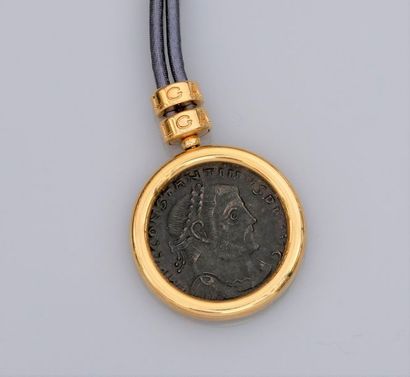 BULGARI BULGARI, collier formé d'un pendentif serti d'une pièce antique en bronze...