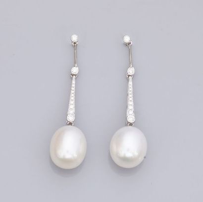   Paire de boucles d'oreilles en or gris 750°/00 (18K), serties de diamants taille...