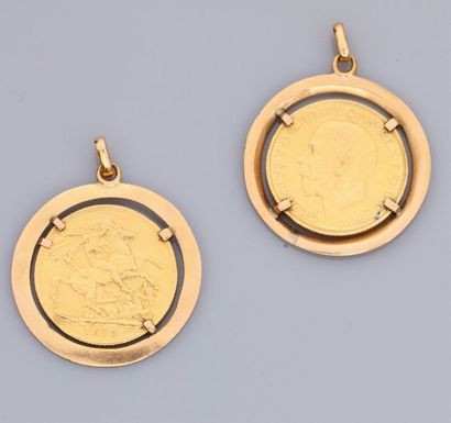   Deux pendentifs en or jaune 750°/00 (18K), chacun est serti d'un Souverain en or...