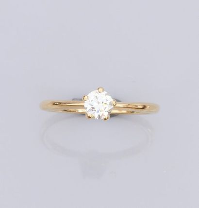   Bague en or jaune 750°/00 (18K), sertie d'un diamant taille brillant de 0.37 carat...